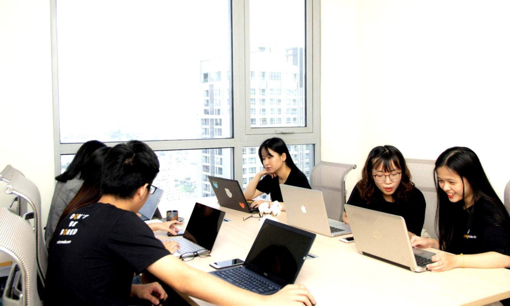 Estudiantes trabajando en proyectos de planificación financiera en aula moderna