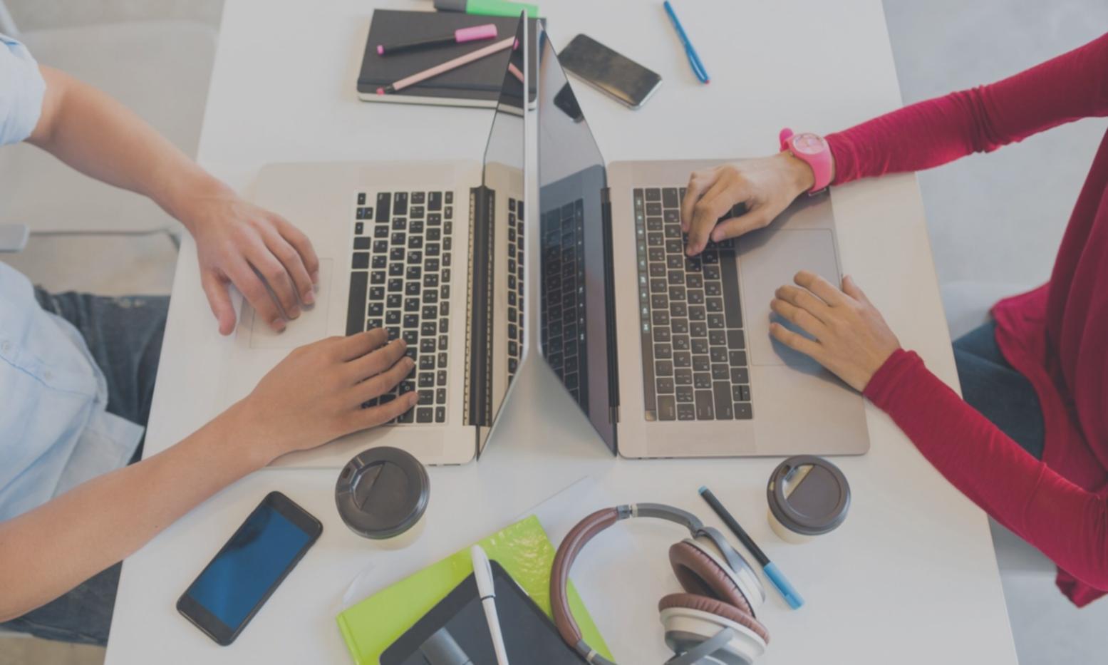 Oficina de planificación financiera con documentos y calculadoras mostrando el ambiente de trabajo profesional