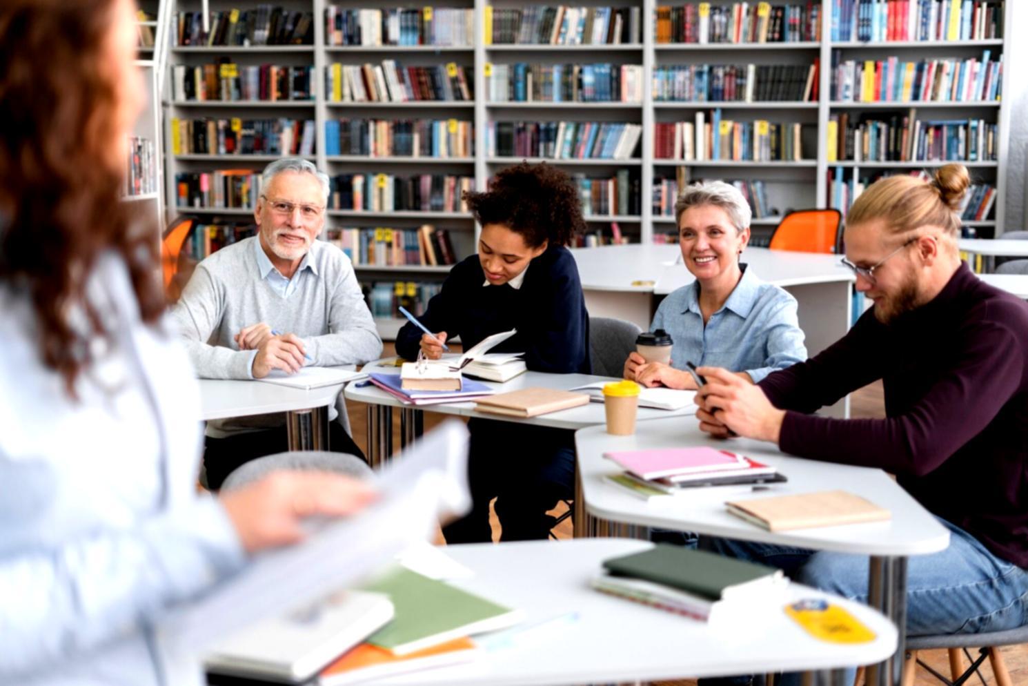 Reunión colaborativa entre socios estratégicos desarrollando soluciones financieras innovadoras